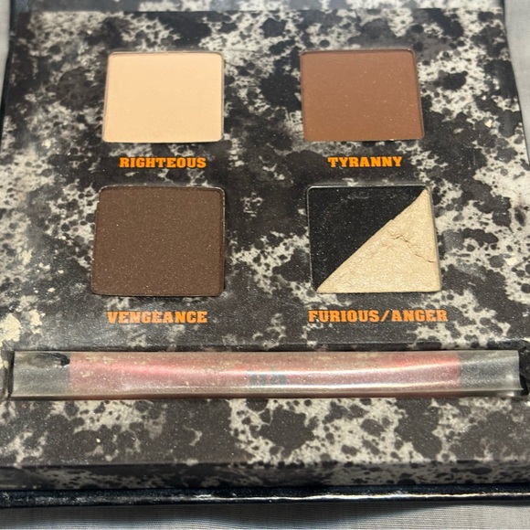 Urban Decay Pulp Fiction Mrs. Mia Wallace Palette - Picture 6 of 6